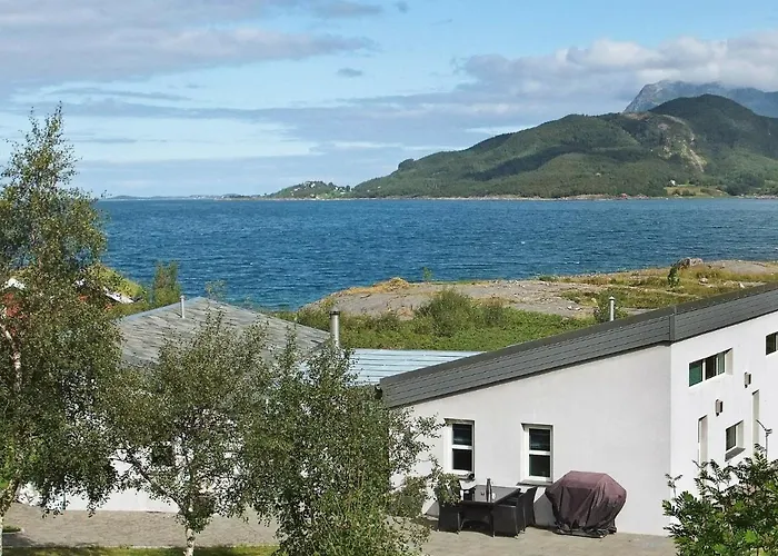 9 Person Holiday Home In Inndyr